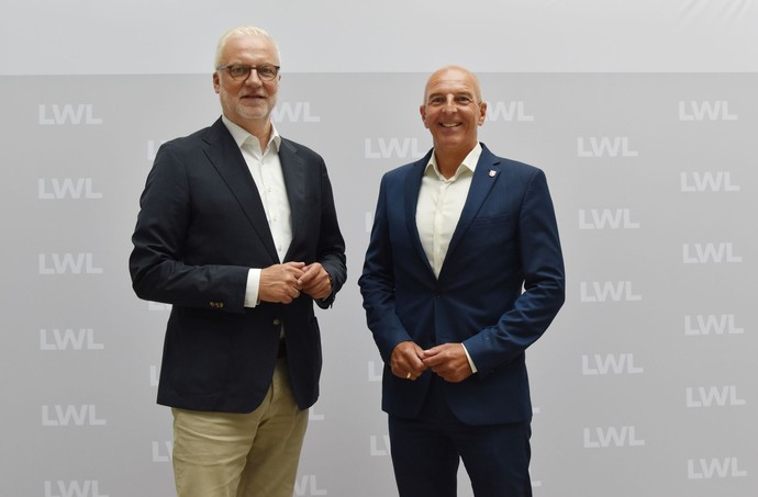 Der Direktor des LWL, Dr. Georg Lunemann begrüßt den Direktor des RVR, Garrelt Duin.