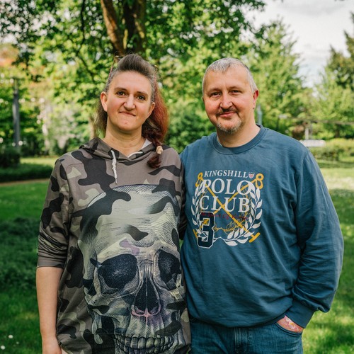 Foto eines Pärchens, im Hintergrund Bäume