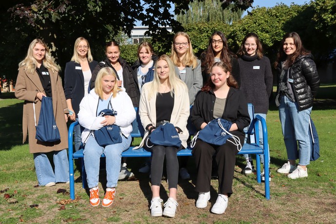 Gruppenfoto des ersten eigenen Ausbildungsjahrgangs der LWL-Klinik Paderborn