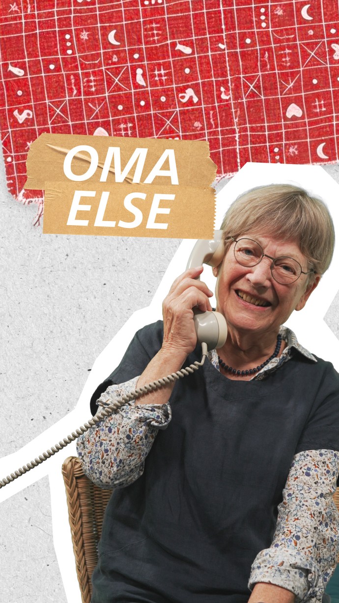 Oma Else hat einen Telefonhörer am Ohr und schaut freundlich t in die Kamera