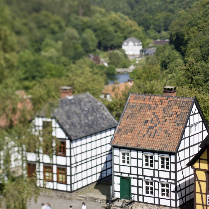 Alte Fachwerkhäuser von oben, umgeben von vielen Bäumen (öffnet vergrößerte Bildansicht)