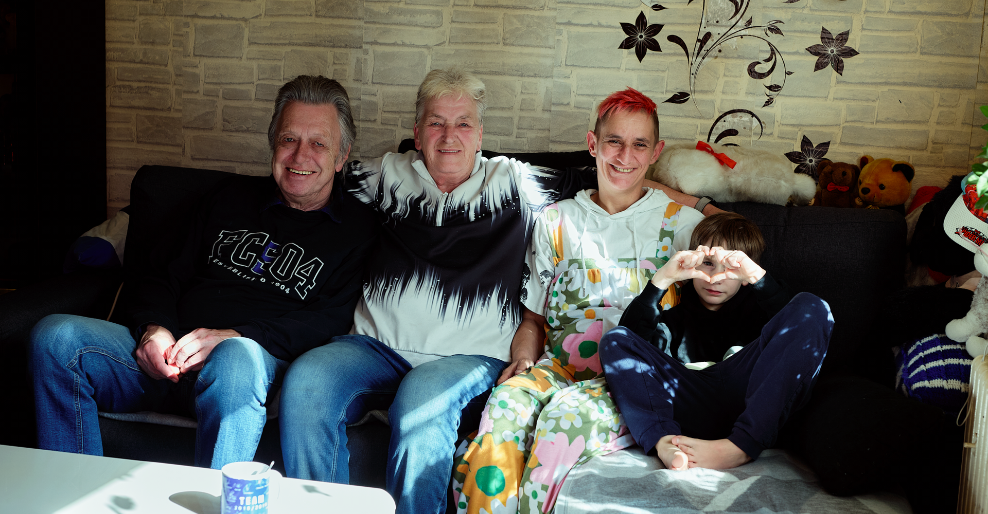 Die Gastfamilie, Nadine Noack und ihr Sohn sitzen gemeinsam auf dem Sofa