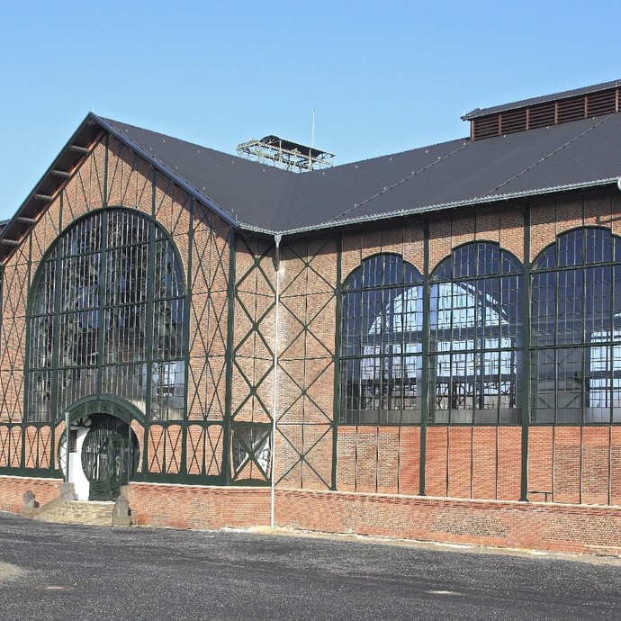 Blick auf eine alte Maschinenhalle von außen (öffnet vergrößerte Bildansicht)