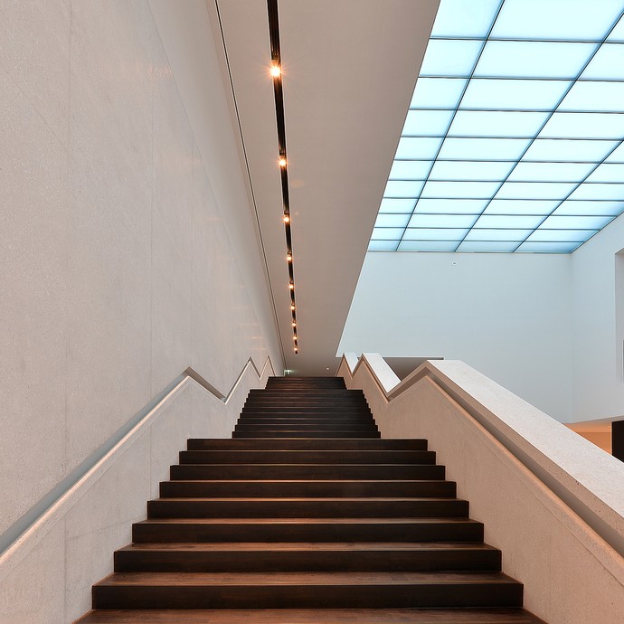 Foto der Haupttreppe im Foyer des LWL-Museums für Kunst und Kultur (vergrößerte Bildansicht wird geöffnet)