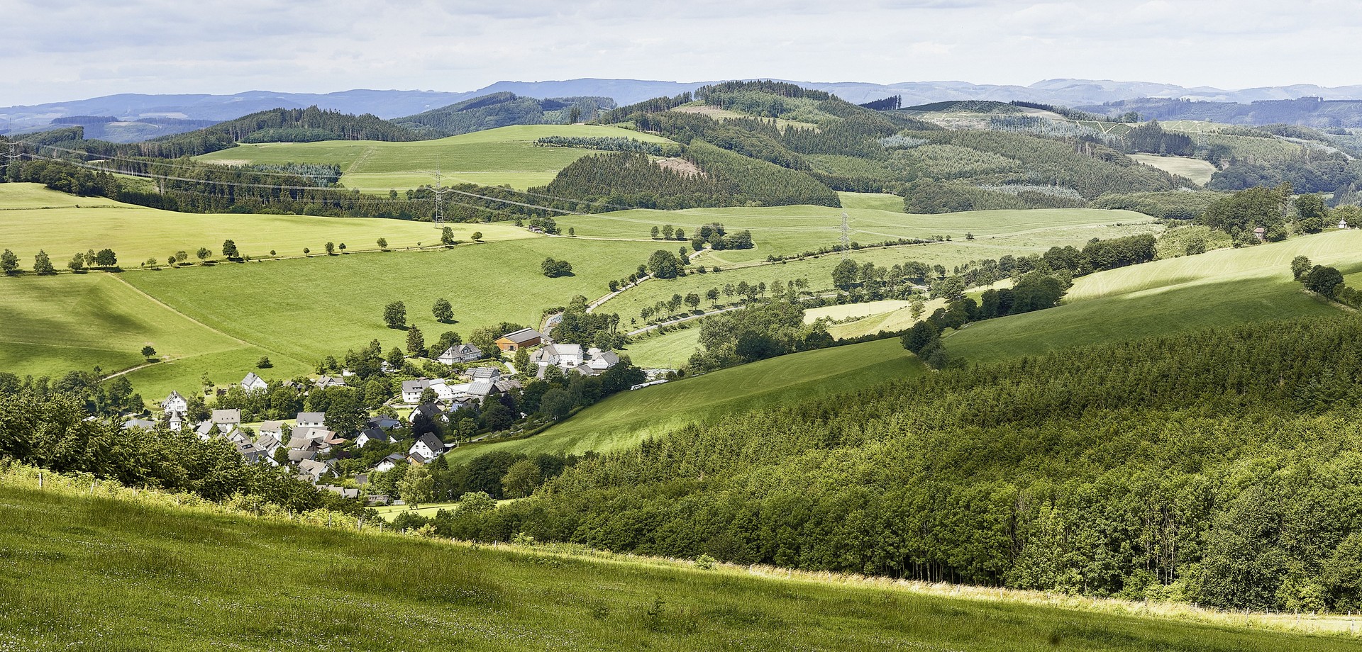 Panoramablick über ein Tal mit Dorf
