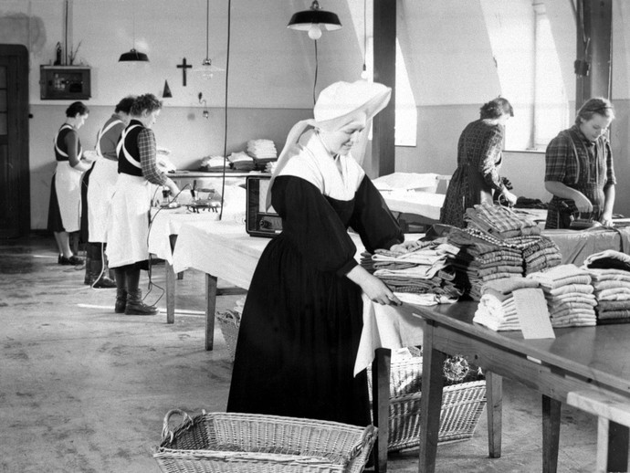 Patientinnen und eine Schwester der Marsberger Einrichtung in der Büglerei, 1955 (vergrößerte Bildansicht wird geöffnet)