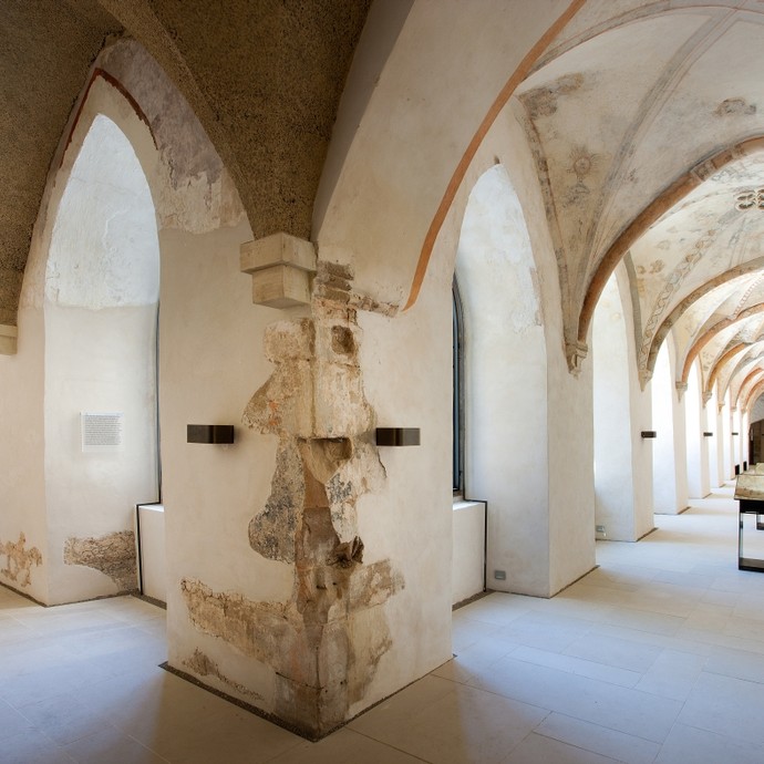 Ein Durchgang im Kloster Dalheim. Die Decken sind gebogen, aus Stein und mit Stein sowie Farbe verziert. Die Wände sind teilweise brüchig. (öffnet vergrößerte Bildansicht)