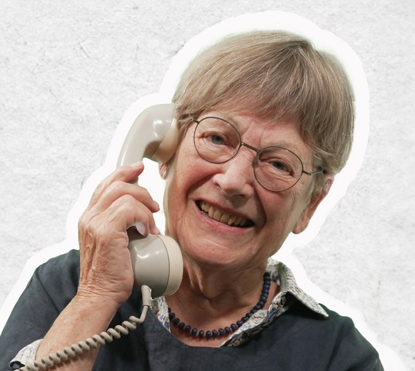 Portrainfoto von Elisabeth Georges mit Telefonhörer in der Hand