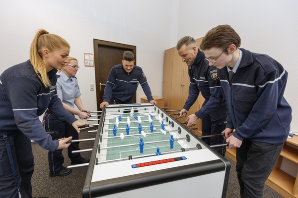 Marvin Kubitza mit seinen Kolleginnen und Kollegin in der Mittagspause beim Kickern. (Bild: LWL)