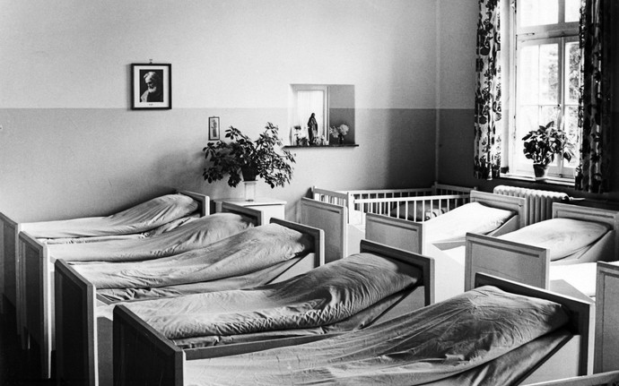 Blick in einen Schlafsaal des Marsberger St. Johannes-Stifts, Foto von 1955.