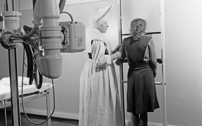 Eine Ordensschwester beim Röntgen einer Patientin im St. Johannes-Stift Marsberg, 1955. Foto: LWL/Hild