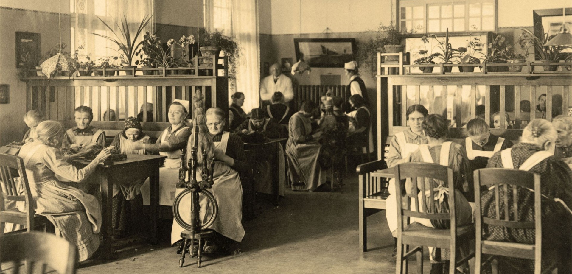 Der Gemeintschaftsraum ab 1919, in dem Frauen allen Alters Handarbeiten erledigen.