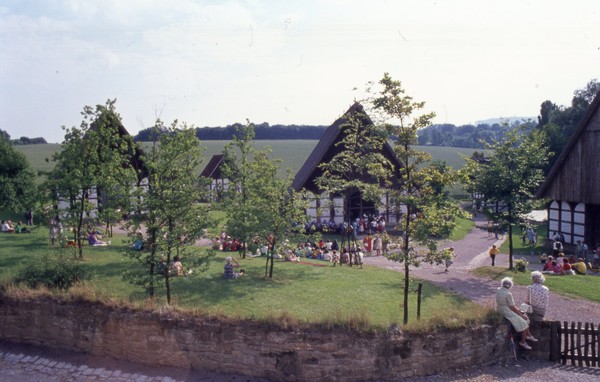 Fotografie des Lippischer Meierhof in den 1970er-Jahre mit Blick auf drei Fachwerkhäuser.