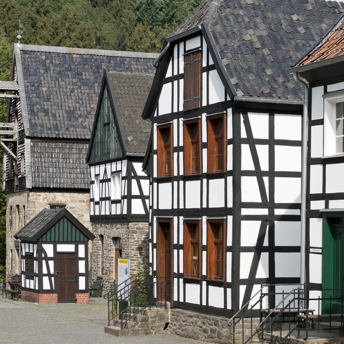 Eine Reihe alter Fachwerkhäuser (öffnet vergrößerte Bildansicht)