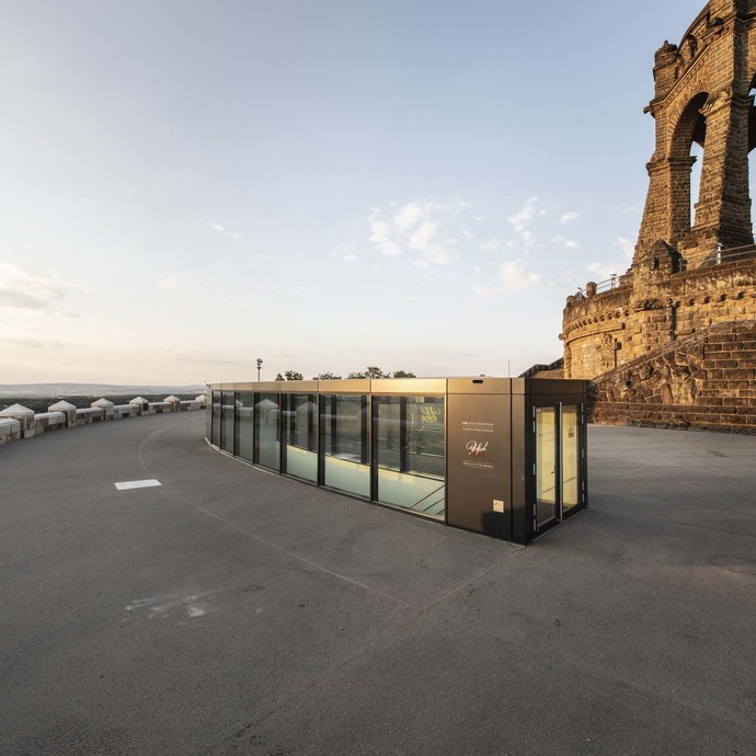 Das LWL-Besucherzentrum im Kaiser-Wilhelm-Denkmal: Blick von der denkmalgerecht rekonstruierten Ringterrasse. Foto: LWL/ Peter Hübbe (öffnet vergrößerte Bildansicht)