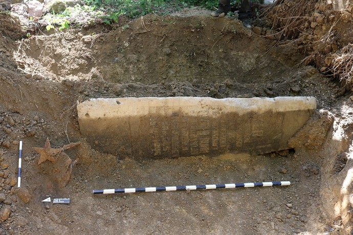 Obelisk im teilfreigelegten Zustand in einer Grube