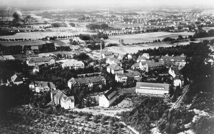 Luftbild in schwarz weiß der Klinik im Jahr 1938
