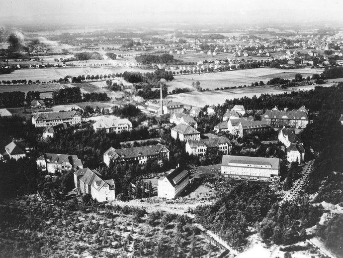 Luftbild der Klinik in schwarz-weiß von 1938 (öffnet vergrößerte Bildansicht)