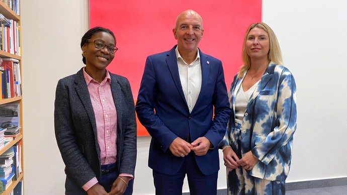 Georg Lunemann, der Direktor des Landschaftsverbandes Westfalen-Lippe mit Tatiana Ngoudiabantou und Isabell Schepers