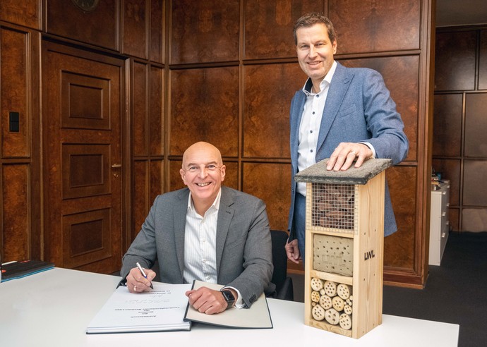 Dr. Georg Lunemann trägt sich im Gästebuch der Stadt ein, Oberbürgermeister Thomas Eiskirch steht neben ihm. (Foto: André Grabowski, Stadt Bochum)