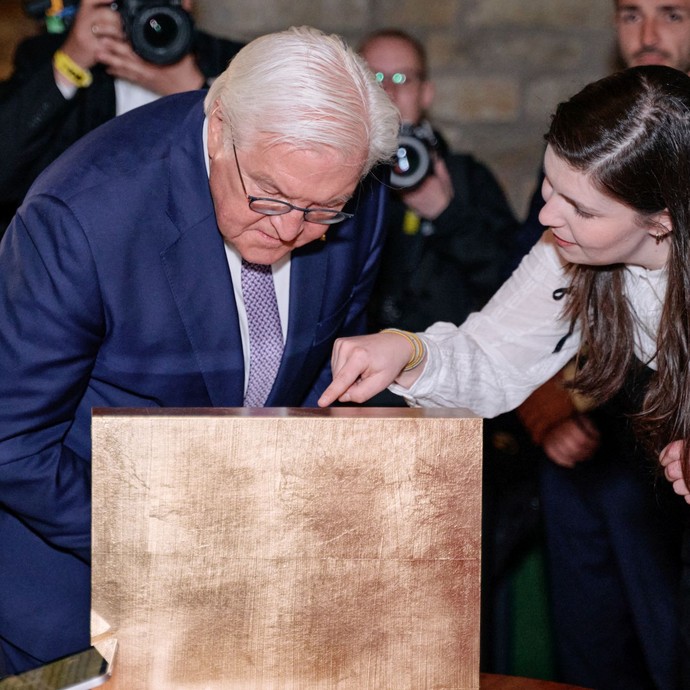 Anne Karl, wissenschaftliche Mitarbeiterin und Kuratorin der Ausstellung, zeigt Bundespräsident Frank-Walter Steinmeier die Reichsannalen. (vergrößerte Bildansicht wird geöffnet)