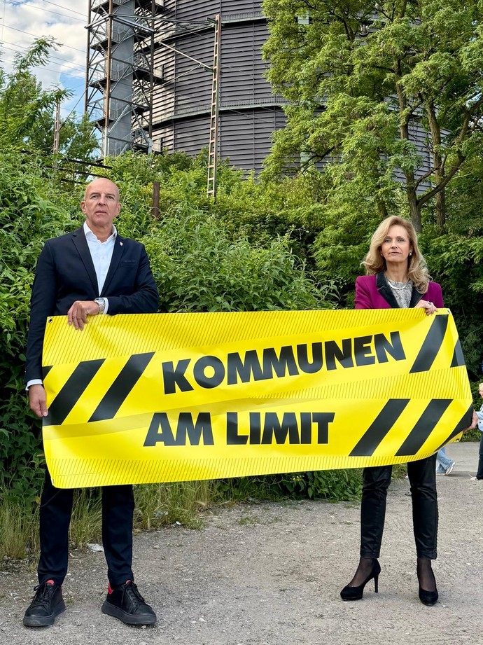 Der Direktor des LWL Dr. Georg Lunemann und die Direktorin des LVR Ulrike Lubek halten ein Banner mit der Aufschrift "Kommunen am Limit."