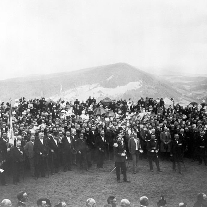 Porta Westfalica: Mitglieder des Provinziallandtags während der Einweihungsfeier des Kaiser-Wilhelm-Denkmals, 16.10.1896 Porta Westfalica: Mitglieder des Provinziallandtags während der Einweihungsfeier des Kaiser-Wilhelm-Denkmals, 16.10.1896 (öffnet vergrößerte Bildansicht)