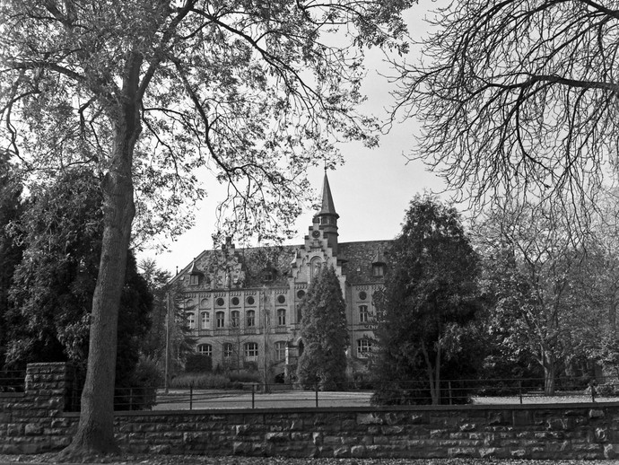 Das St. Johannes-Stift in Marsberg um 1955 (vergrößerte Bildansicht wird geöffnet)