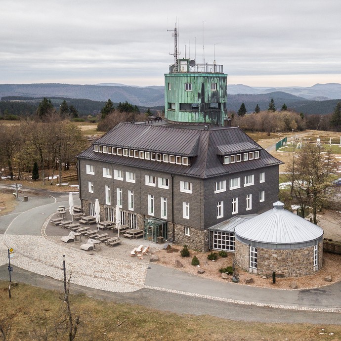 Der Astenturm auf dem Kahlen Asten mit dem runden Anbau, in dem sich das LWL-Besucherzentrum befindet (vergrößerte Bildansicht wird geöffnet)