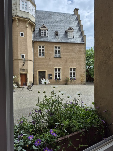 Blick in den Innenhof der Burg aus einem offenen Fenster.