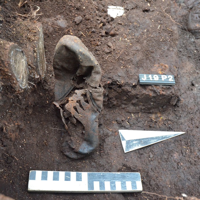 Freigelegte Funde auf der Grabung im Langenbachtal bei Warstein. Foto: LWL/Manuel Zeiler (öffnet vergrößerte Bildansicht)