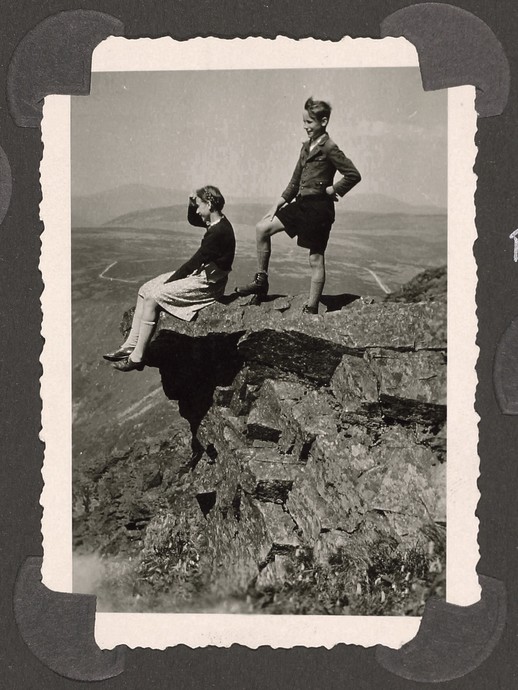 Renate und Wolfgang stehen an einer Klippe im Riesengebirge (vergrößerte Bildansicht wird geöffnet)