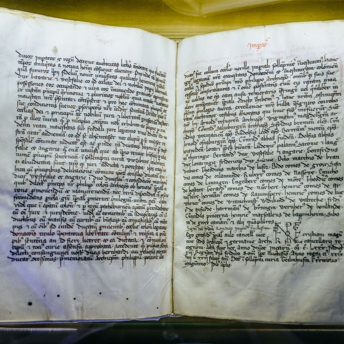 Auch historische Handschriften erzählen Geschichten von Tradition, Identität und Wandel. (vergrößerte Bildansicht wird geöffnet)