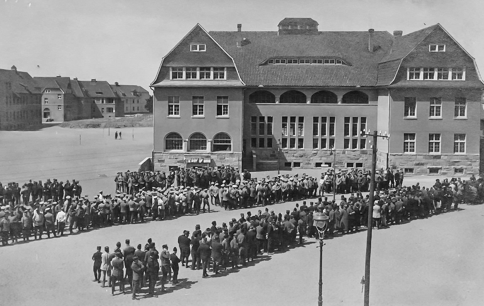 Das Gebäude der Klinik Gütersloh mit gefangengenommenen Soldaten, die sich zum Apell versammelt haben, um 1914.