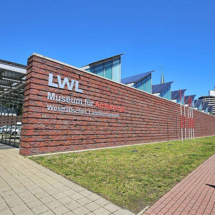 Rote Backsteinmauer mit dem großen Schriftzug: LWL-Museum für Archäologie, Westfälisches Landesmuseum (vergrößerte Bildansicht wird geöffnet)