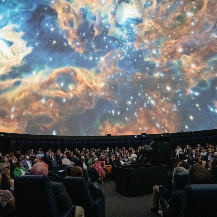 Planetarium mit Besuchenden (vergrößerte Bildansicht wird geöffnet)