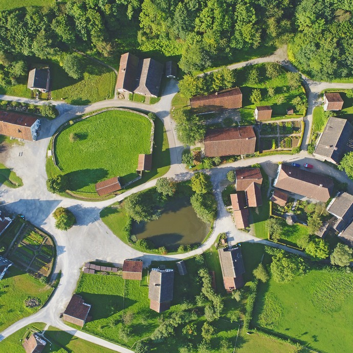 Das Paderborner Dorf im LWL-Freilichtmuseum Detmold aus der Luft (vergrößerte Bildansicht wird geöffnet)
