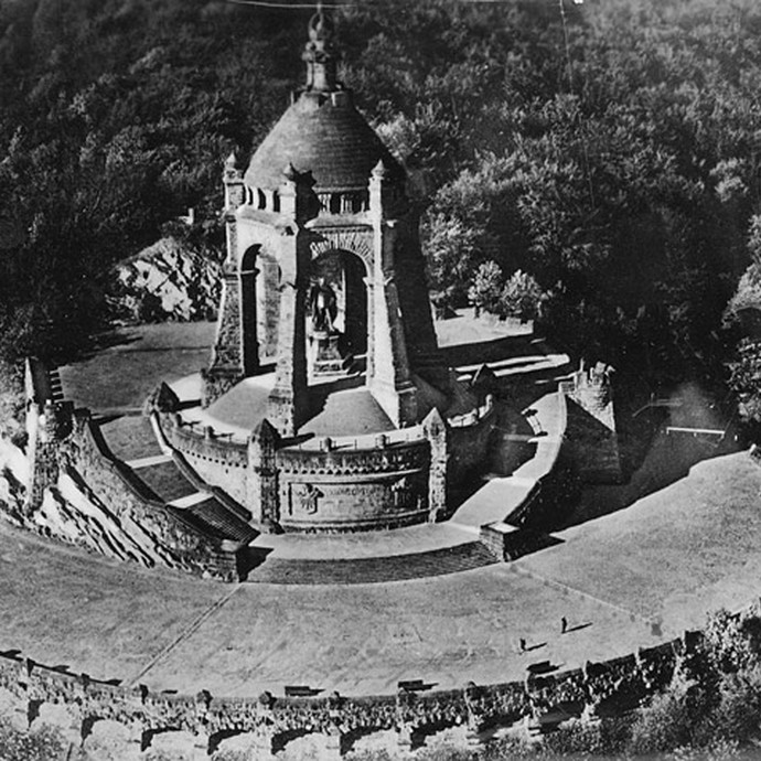 Porta Westfalica: Luftaufnahme des Kaiser-Wilhelm-Denkmals. Foto: LWL (öffnet vergrößerte Bildansicht)
