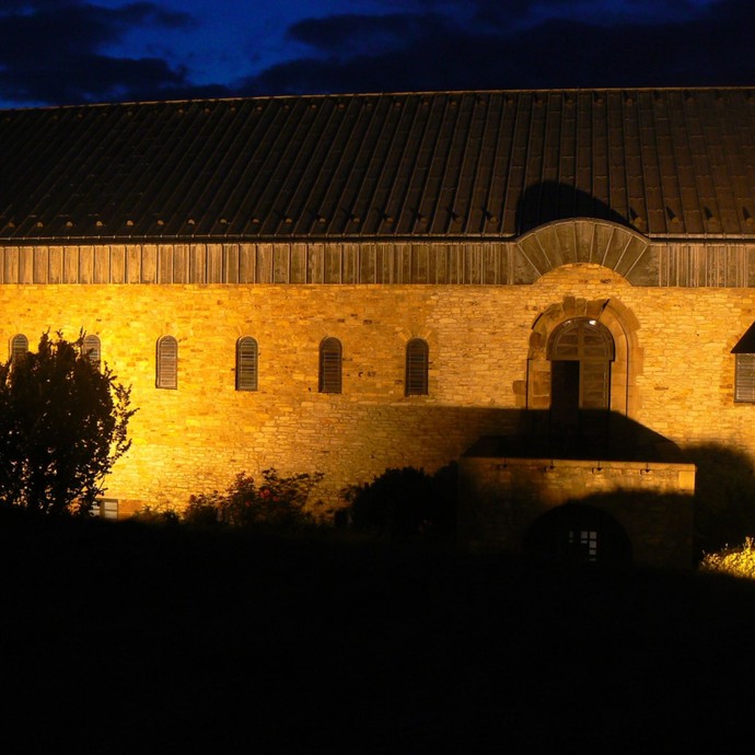 Ein Gemäuer aus Stein bei Nacht, das von Lichtern angestrahlt wird. (vergrößerte Bildansicht wird geöffnet)