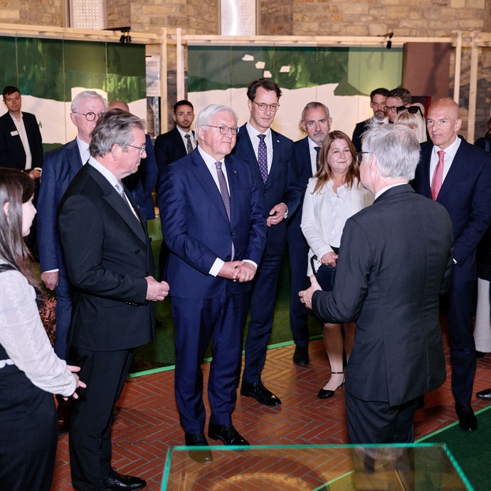 Anne Karl und Dr. Martin Kroker führten unter anderem Bundespräsident Frank-Walter Steinmeier durch die Ausstellung. (vergrößerte Bildansicht wird geöffnet)