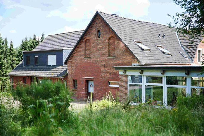 Gebäude Haus Granat, davor Wiese