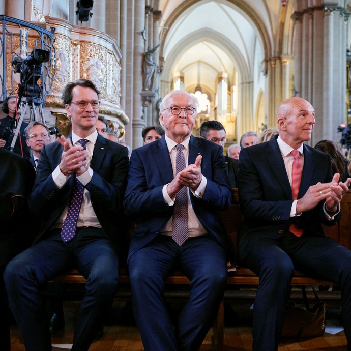 S. E. Dr. Udo Bentz, Hendrik Wüst, Frank-Walter Steinmeier, Dr. Georg Lunemann und seine Ehefrau Claudia Miklis beim Festakt. (vergrößerte Bildansicht wird geöffnet)