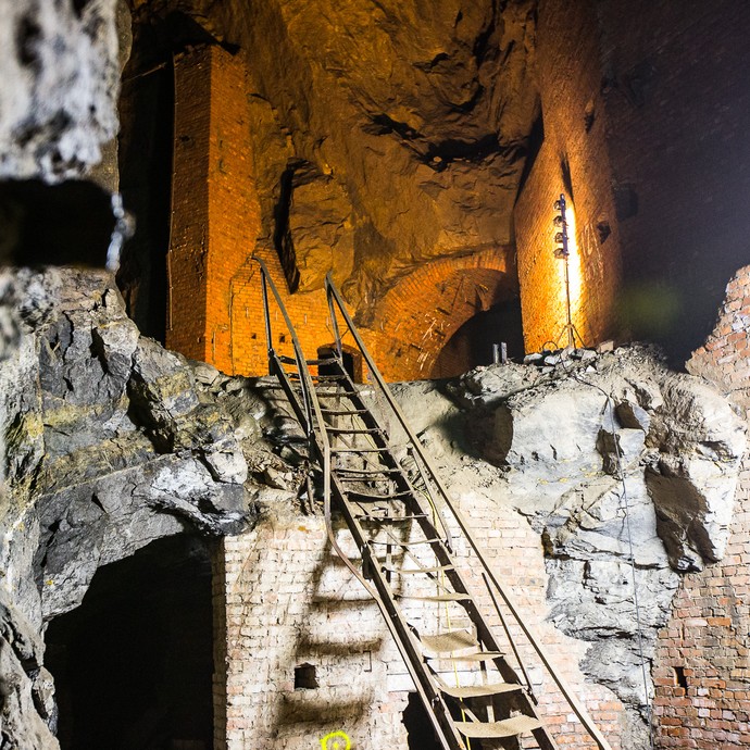 Treppenverbindung vom Stollen B zum Stollen C (vergrößerte Bildansicht wird geöffnet)