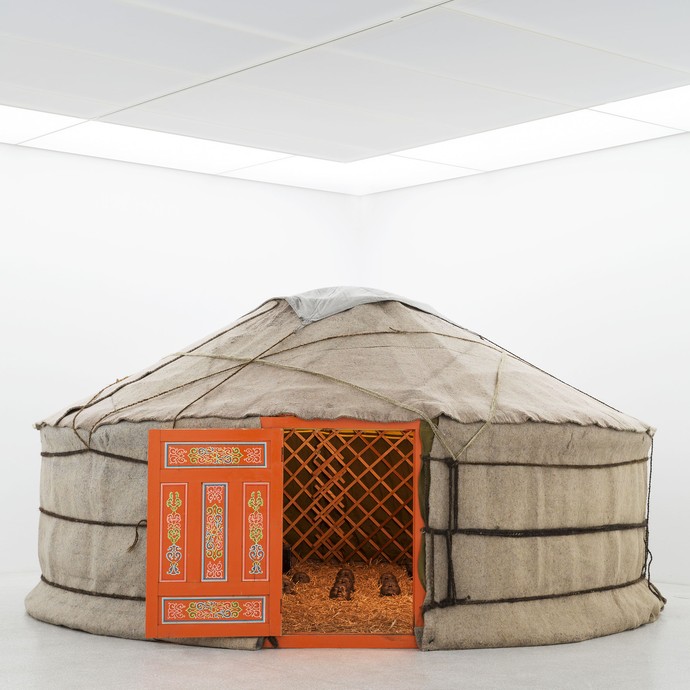 Foto vom Raum der Gegenwartskunst mit  einem runden Zelt als Austellungsstück (vergrößerte Bildansicht wird geöffnet)
