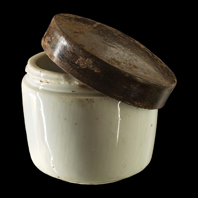 Keramikgefäß mit Metalldeckel. Fundstelle Warstein. Foto: LWL/Thomas Poggel (öffnet vergrößerte Bildansicht)