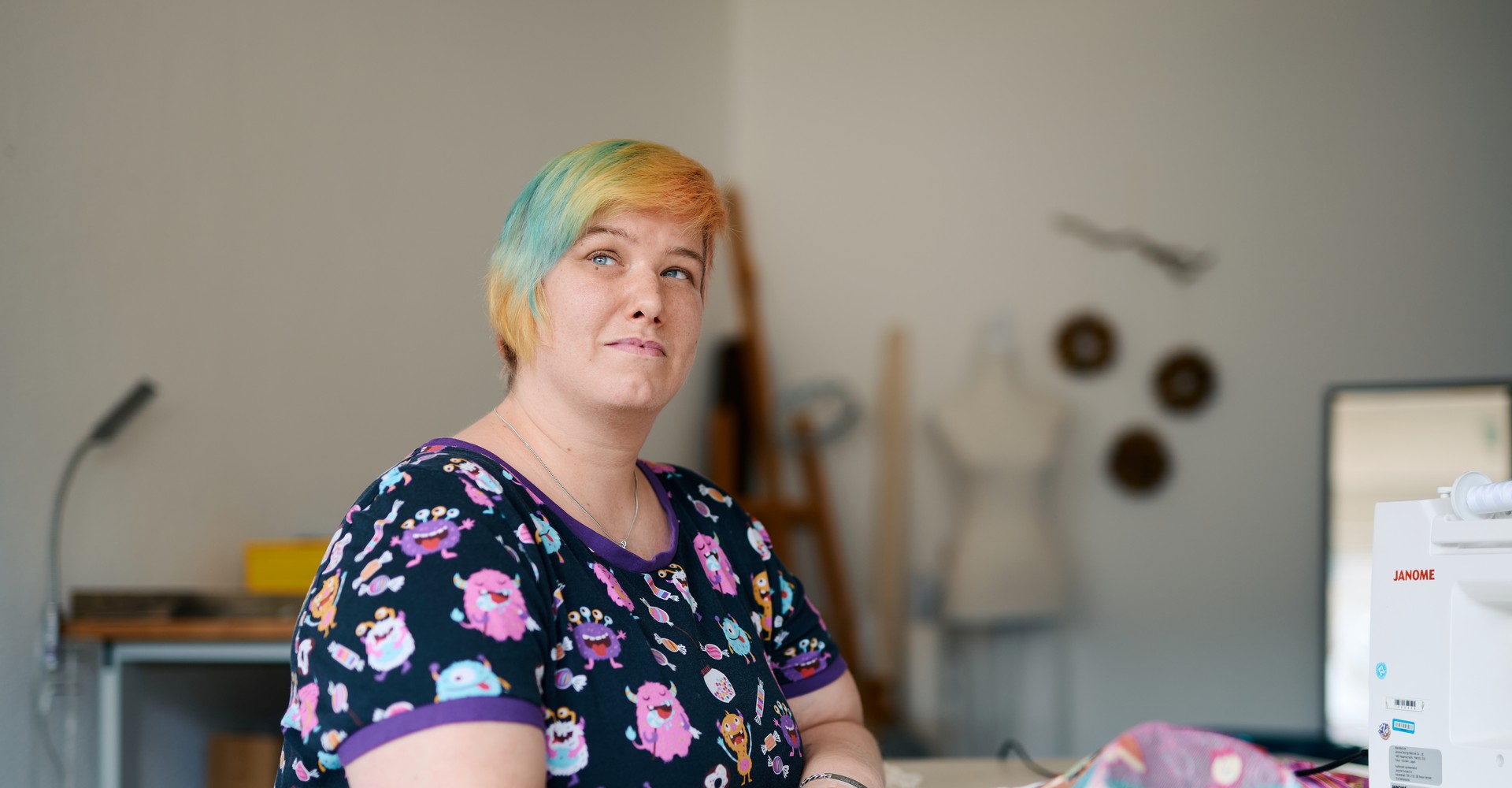 Sanja Lange sitzt am Tisch in der Nähwerkstatt.