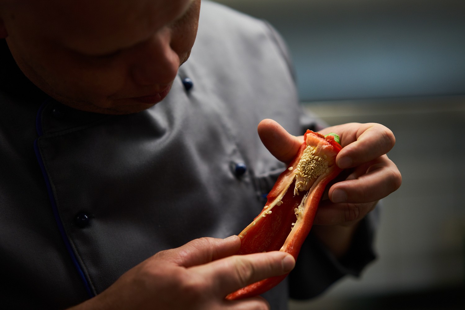 Thomas Kviring begutachtet eine Paprika. (Bild: LWL/Haslauer)
