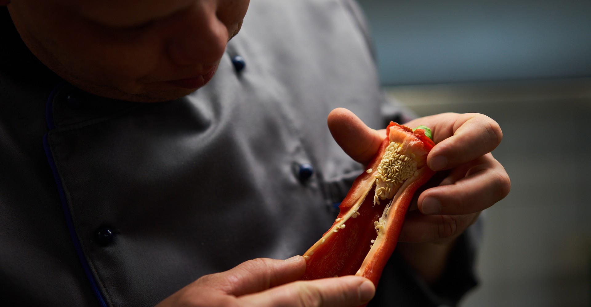 Thomas Kviring begutachtet eine Paprika. (Bild: LWL/Haslauer)