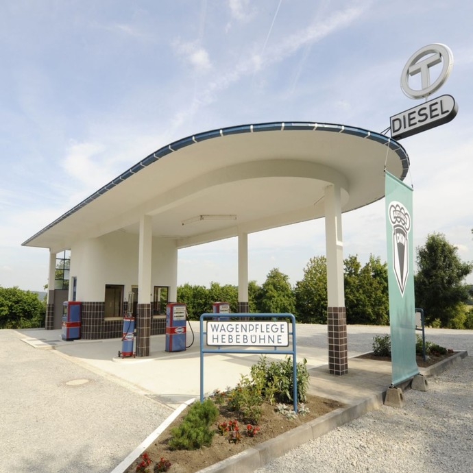 Tankstelle aus Siegen im Stil der 60er Jahre (öffnet vergrößerte Bildansicht)