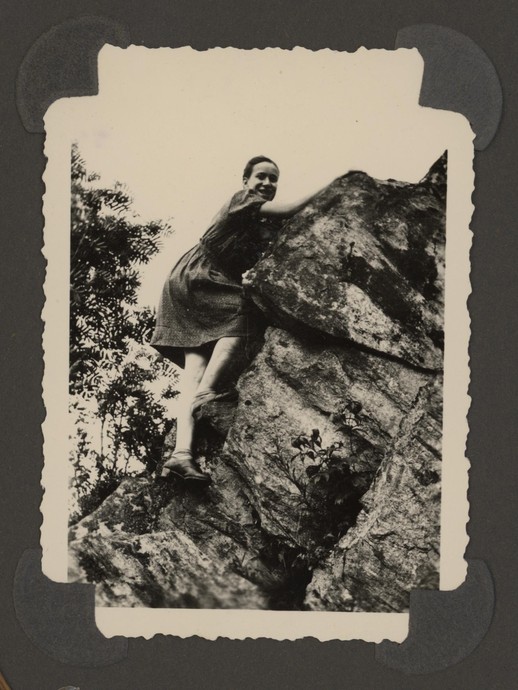 Renate klettert auf einen Felsen (vergrößerte Bildansicht wird geöffnet)